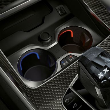 Bekerhouders met temperatuurregeling. Close-up van het BMW interieur met focus op de bekerhouders met temperatuurregeling.
