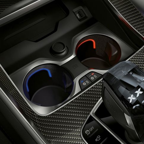 Bekerhouders met temperatuurregeling G06. Close-up van het BMW interieur met focus op de bekerhouders met temperatuurregeling G06.