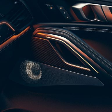 BMW X6 luidspreker G06. Close-up van het BMW interieur met focus op de luidspreker G06.