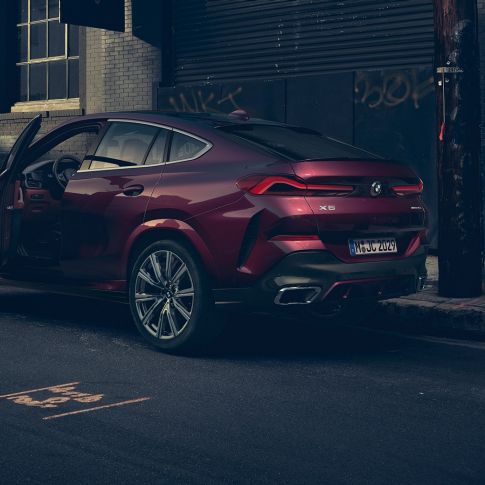 BMW X6 Individual achteraanzicht G06. BMW X6 Individual stilstaand in driekwart achteraanzicht G06.