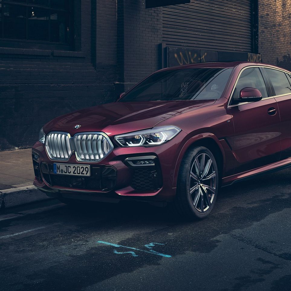 BMW X6 SUV Individual exterieur G06. BMW X6 SUV Individual stilstaand in driekwart vooraanzicht G06.