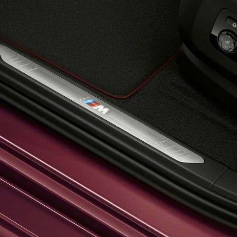 BMW X6 Individual deurdrempel G06. BMW X6 Individual interieur met close-up op de deurdrempel G06.