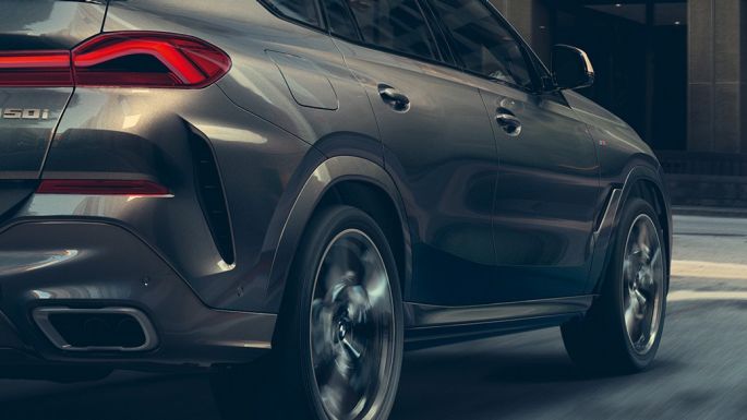Adaptieve M ophanging Professional G06. Driekwart achteraanzicht van de BMW X6 G06.