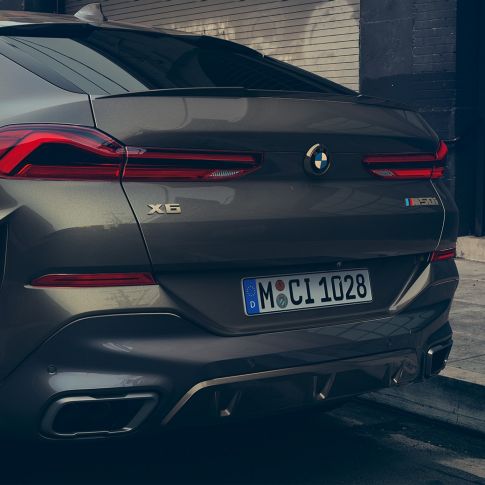 M sportuitlaat van de BMW X6 G06. Close-up van de M sportuitlaat van de BMW X6 G06.