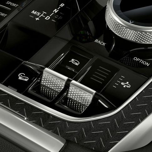 BMW X6 middenconsole G06. Close-up van het BMW X6 interieur met zicht op de middenconsole G06.
