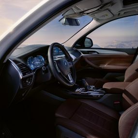 Cockpit BMW iX3 elektrische SUV G08 met geopende deur Cockpit BMW iX3 elektrische SUV G08 2020 Mineralweiß metallic met geopende deur