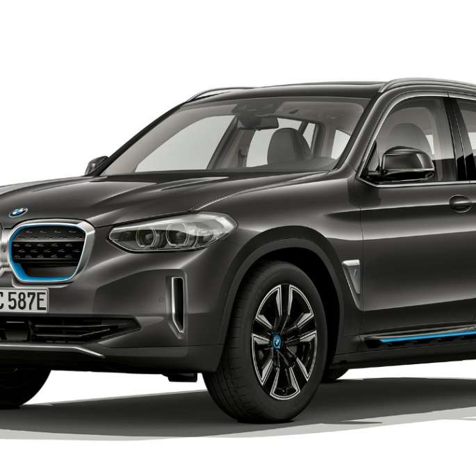 BMW iX3 G08 2020 Model “Inspiring” driekwart vooraanzicht BMW iX3 G08 2020 Model “Inspiring” Sophistograu Brillanteffekt driekwart vooraanzicht