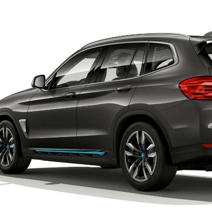 BMW iX3 G08 2020 Model “Inspiring” driekwart achteraanzicht BMW iX3 G08 2020 Model “Inspiring” Sophistograu Brillanteffekt driekwart achteraanzicht