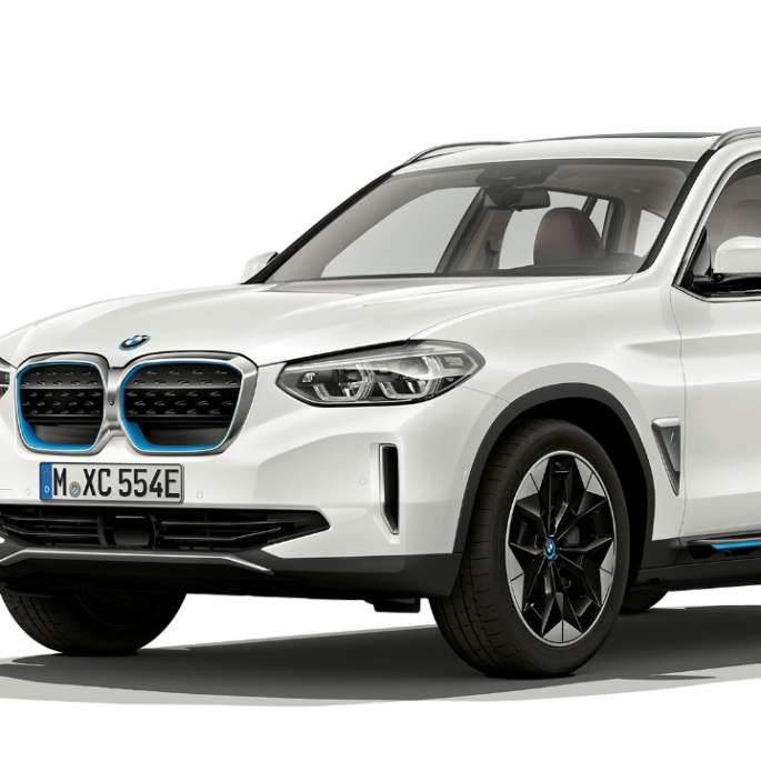 BMW iX3 G08 Model “Impressive” driekwart vooraanzicht BMW iX3 G08 2020 Model “Impressive” Mineralweiß metallic driekwart vooraanzicht