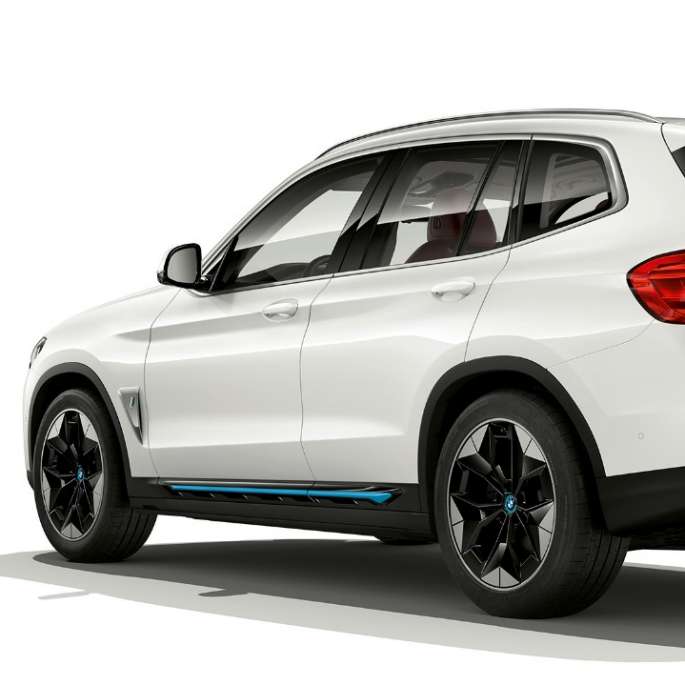 BMW iX3 G08 Model “Impressive” driekwart achteraanzicht BMW iX3 G08 2020 Model “Impressive” Mineralweiß metallic driekwart achteraanzicht