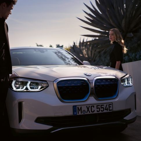 BMW iX3 G08 driekwart vooraanzicht met BMW i nieren BMW iX3 G08 2020 Mineralweiß metallic driekwart vooraanzicht met BMW i nieren