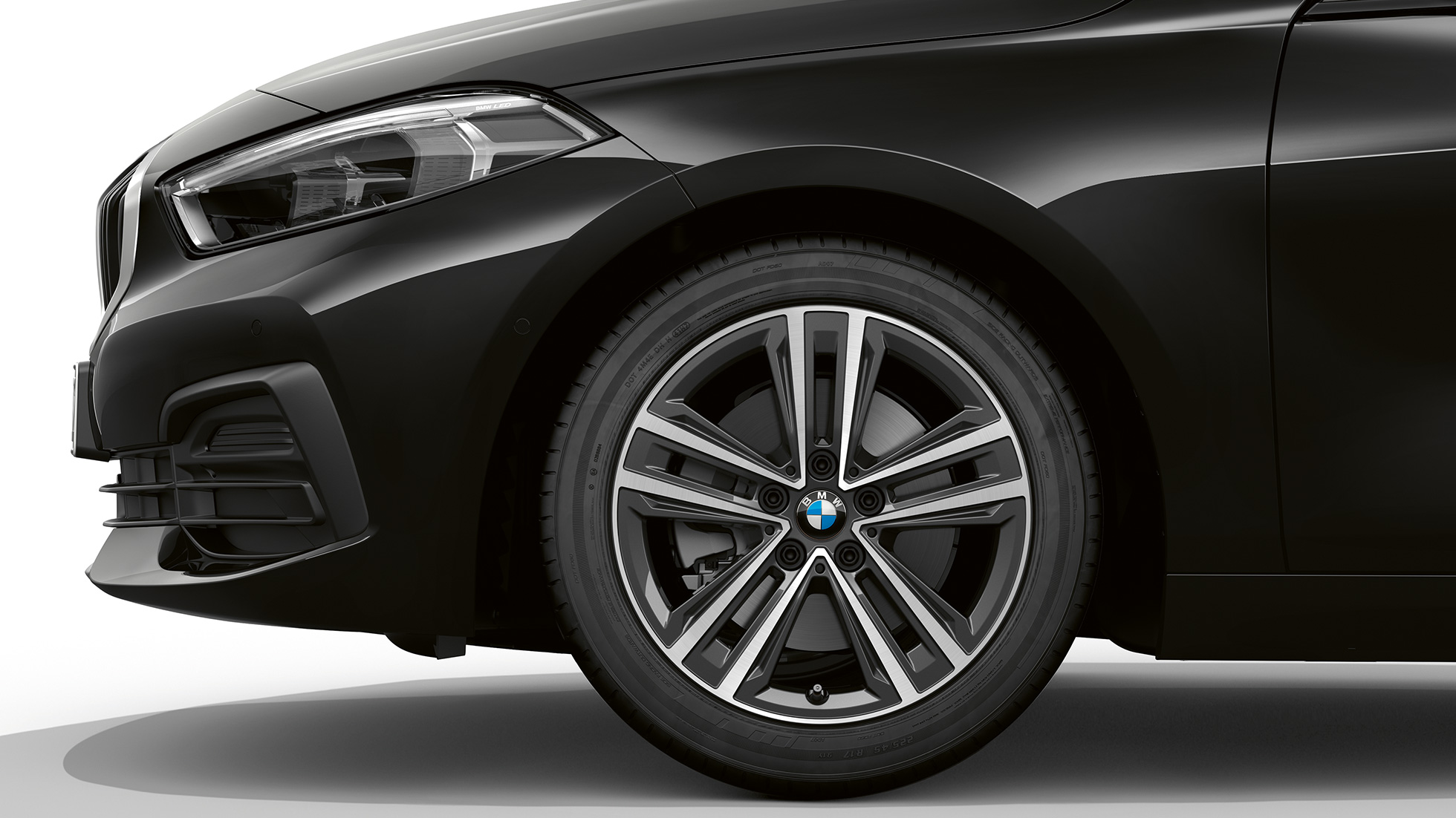 Jantes BMW 16" en alliage léger, à rayons en étoile 517 F40. BMW Série 1, Modèle Advantage en Schwarz, vue de profil avant avec jantes BMW 16" en alliage léger à rayons en étoile 517 F40.