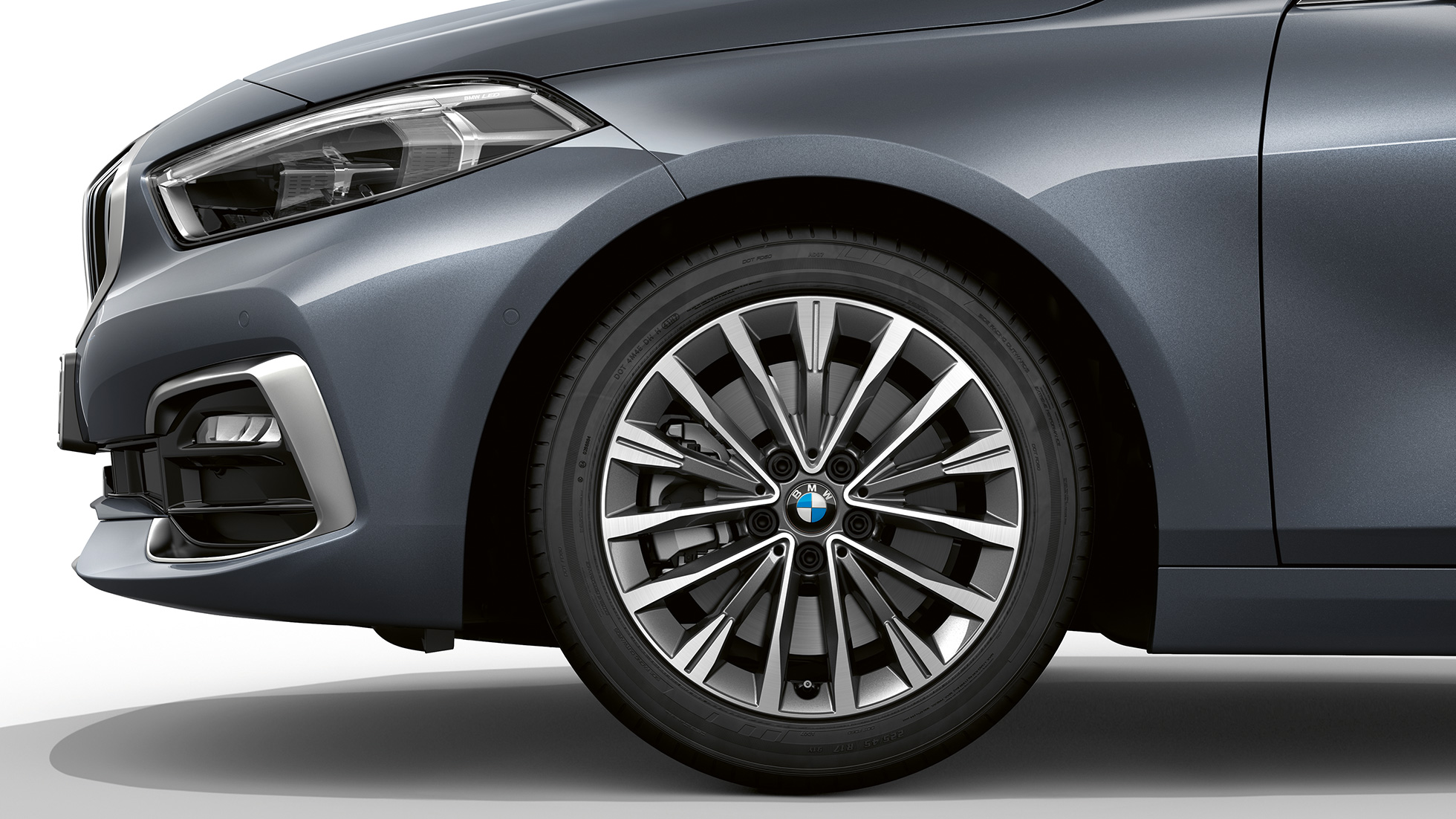 Jantes BMW 17" en alliage léger, à multirayons 547 F40. BMW Série 1, Modèle Luxury en Storm Bay metallic, vue de profil avant avec jantes BMW 17" en alliage léger à multirayons 547 F40.