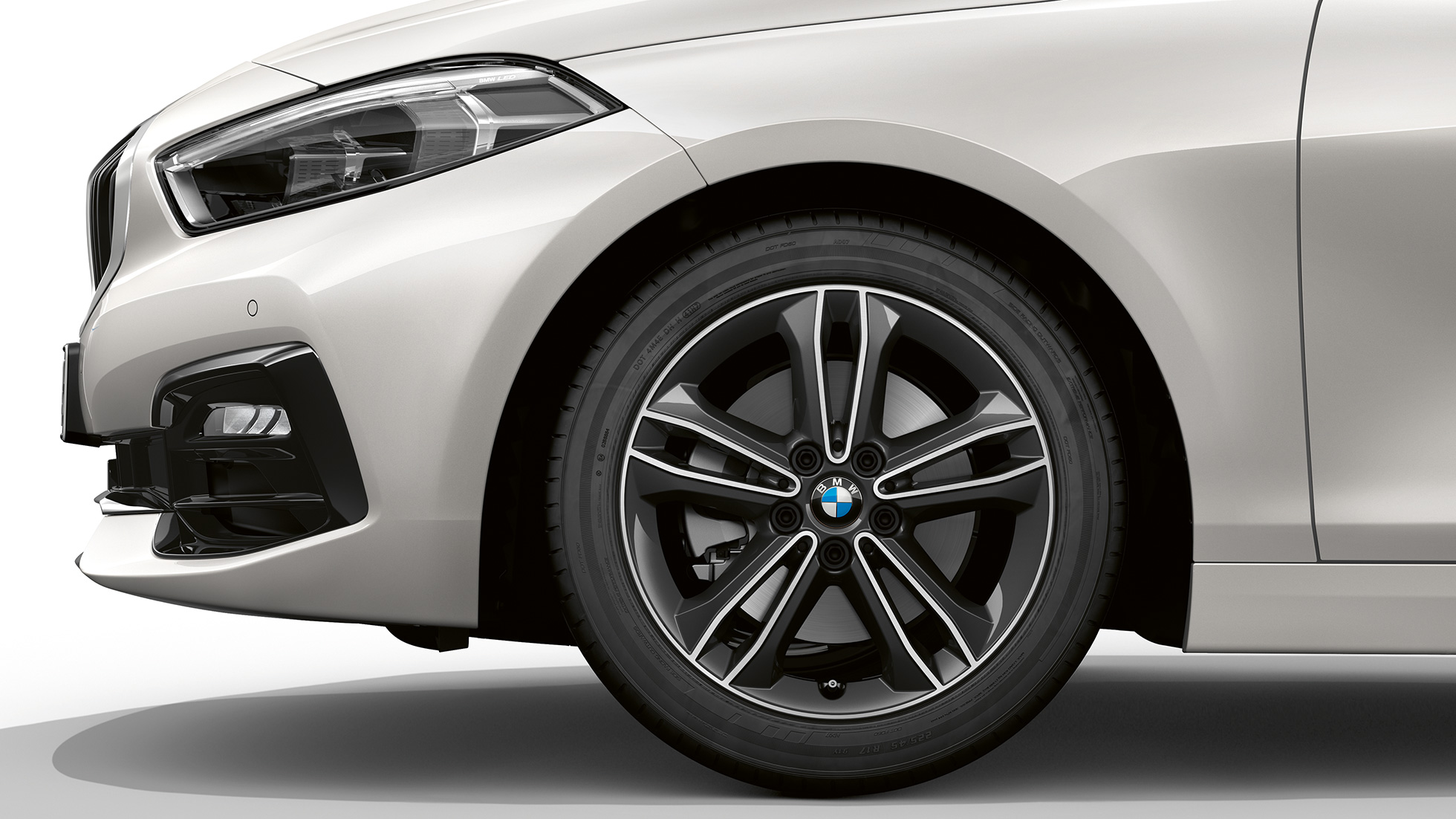 Jantes BMW 17" en alliage léger, à doubles rayons 549 F40. BMW Série 1, Modèle Sport, en Mineralweiß metallic, vue de profil avant, avec jantes BMW 17" en alliage à doubles rayons 549 F40.
