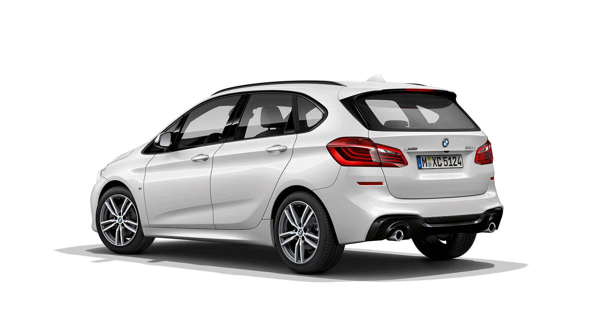 Driekwart achteraanzicht BMW 2 Reeks Active Tourer Model M Sport BMW 2 Reeks Active Tourer in Weiß 220d xDrive Model M Sport F45 2018 Mineralweiß metallic driekwart achteraanzicht