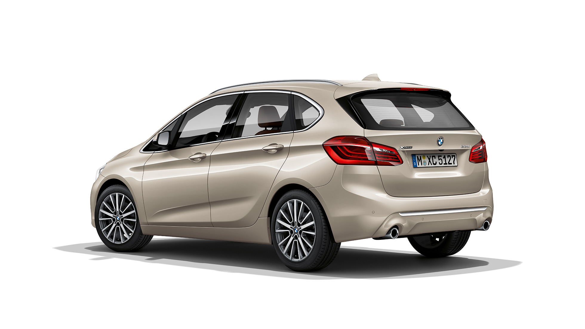 Driekwart achteraanzicht BMW 2 Reeks Active Tourer Model Luxury BMW 2 Reeks Active Tourer Model Luxury 225i xDrive F45 2018 Jucarobeige metallic driekwart achteraanzicht