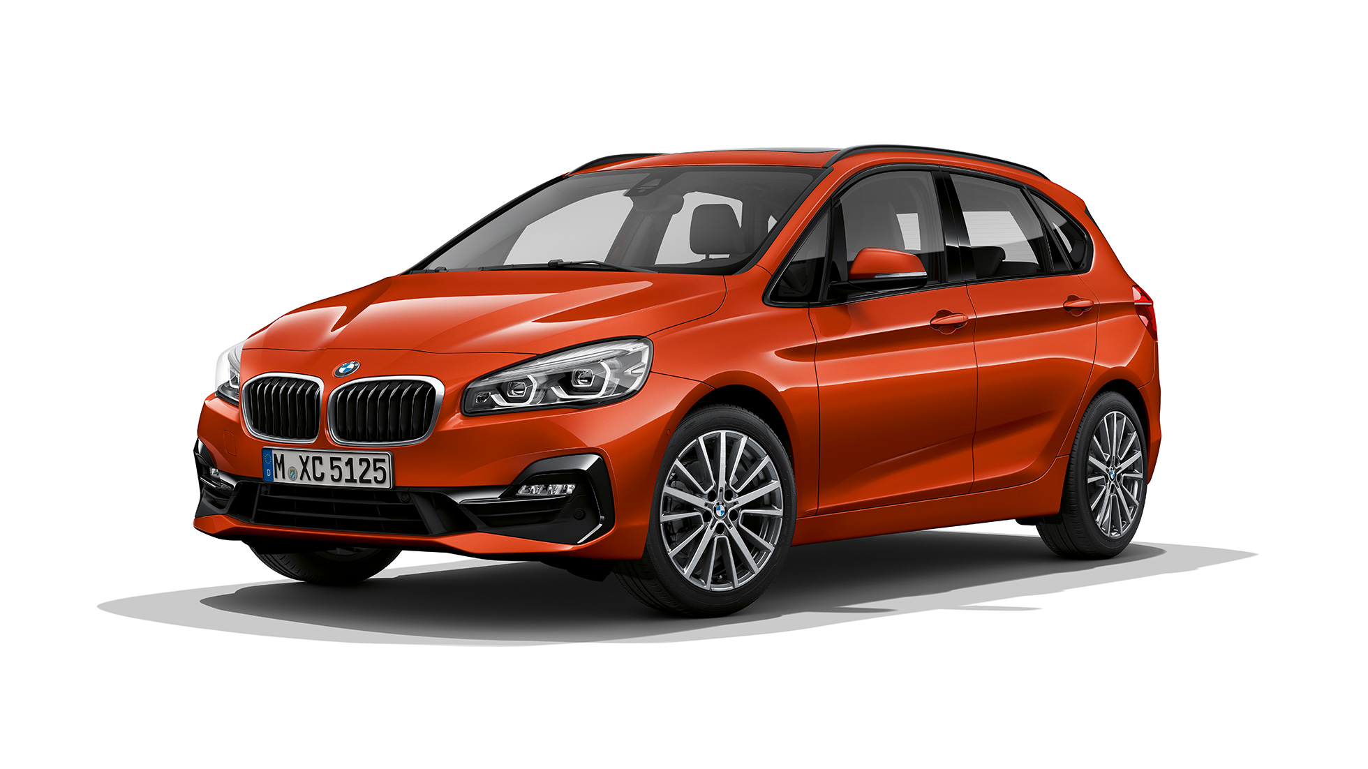 Driekwart vooraanzicht BMW 2 Reeks Active Tourer Model Sport BMW 2 Reeks Active Tourer Model Sport 220i F45 2018 Sunset Orange metallic driekwart vooraanzicht