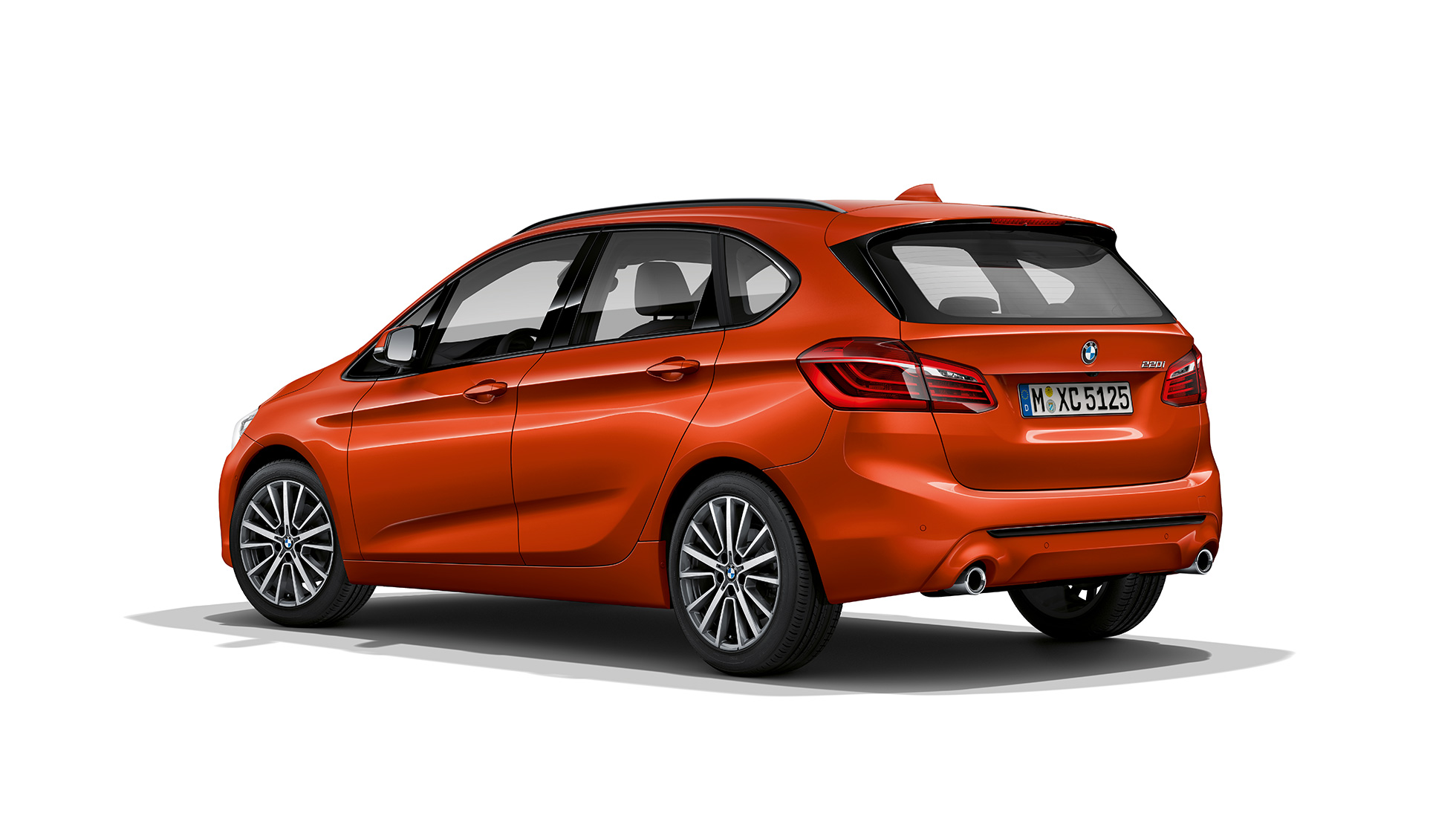 Driekwart achteraanzicht BMW 2 Reeks Active Tourer Model Sport BMW 2 Reeks Active Tourer Model Sport 220i F45 2018 Sunset Orange metallic driekwart achteraanzicht