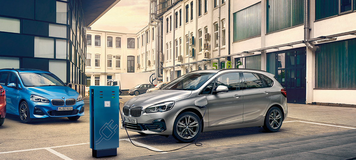 BMW 225xe Active Tourer plug-in-hybride BMW 225xe Active Tourer plug-in-hybride F45 2018 stilstaand aan laadstation