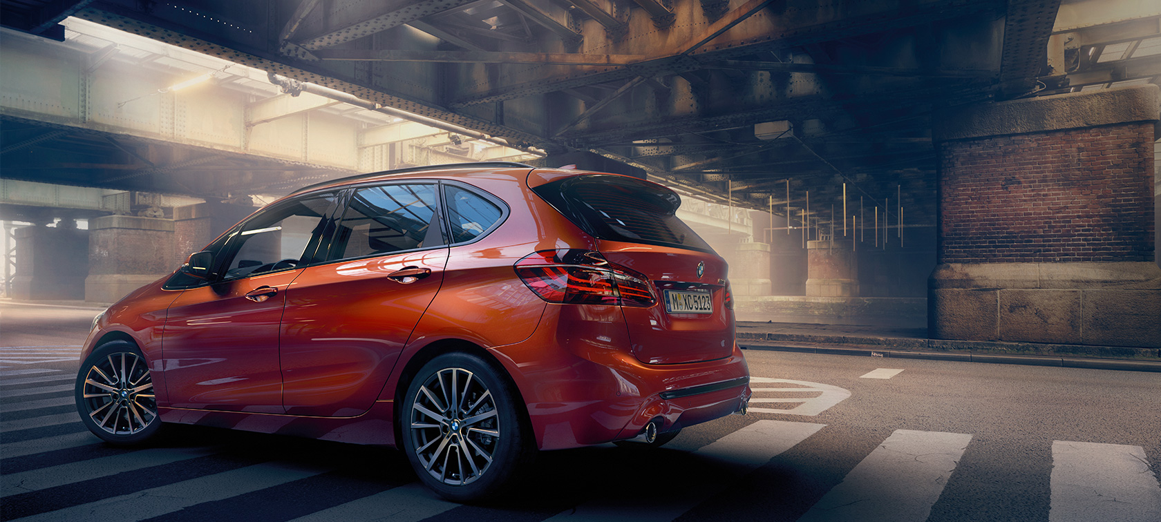 Zijaanzicht BMW 2 Reeks Active Tourer BMW 2 Reeks Active Tourer F45 facelift 2018 Sunset Orange metallic zijaanzicht stilstaand in hal