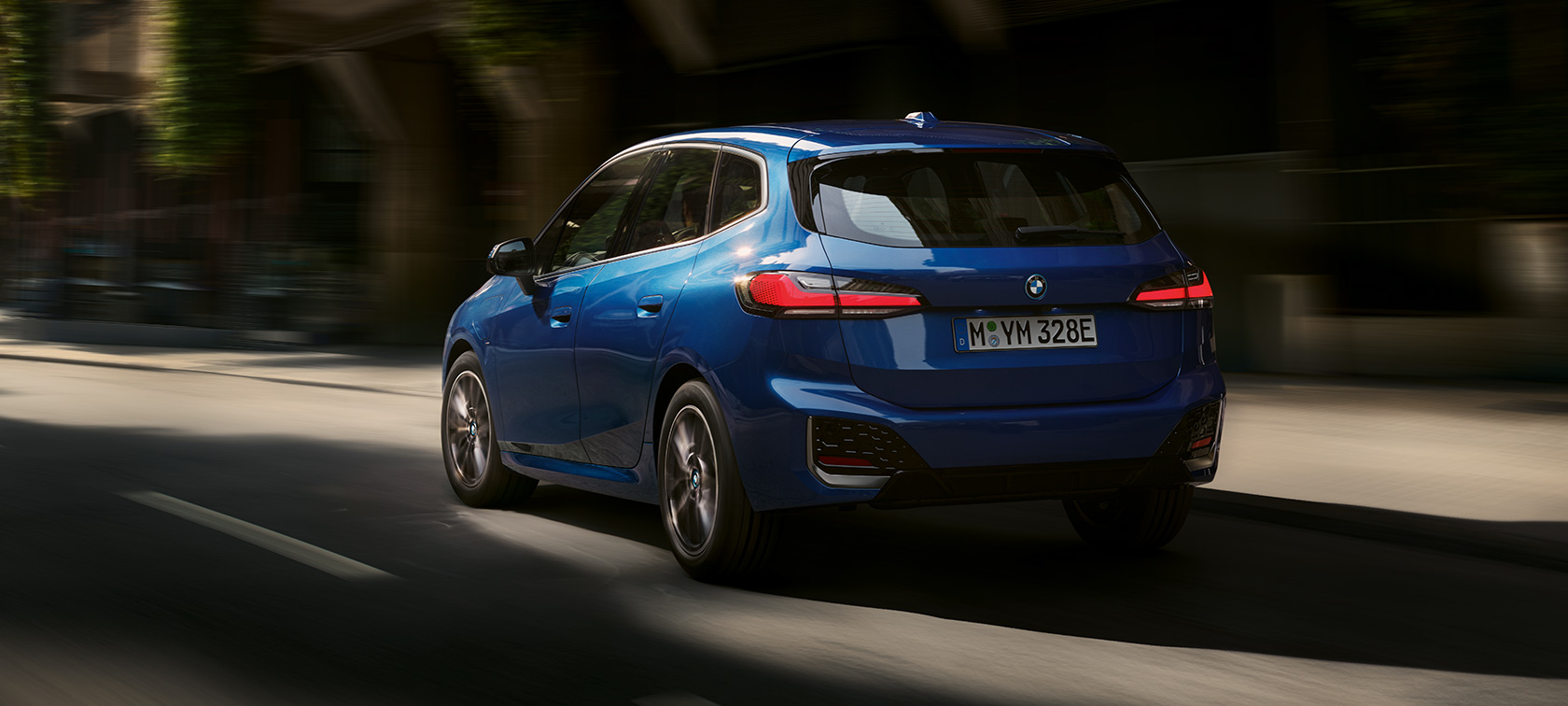 BMW 2 Reeks Active Tourer 230e plug-in-hybride U06 2021 M Portimao Blau metallic driekwart achteraanzicht rijdend in de stad