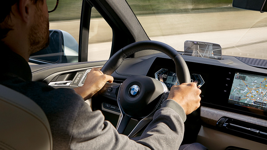 BMW 2 Reeks Active Tourer U06 2021 rijhulpsystemen BMW 2 Reeks Active Tourer U06 2021 rijhulpsystemen cockpit met persoon achter het stuur