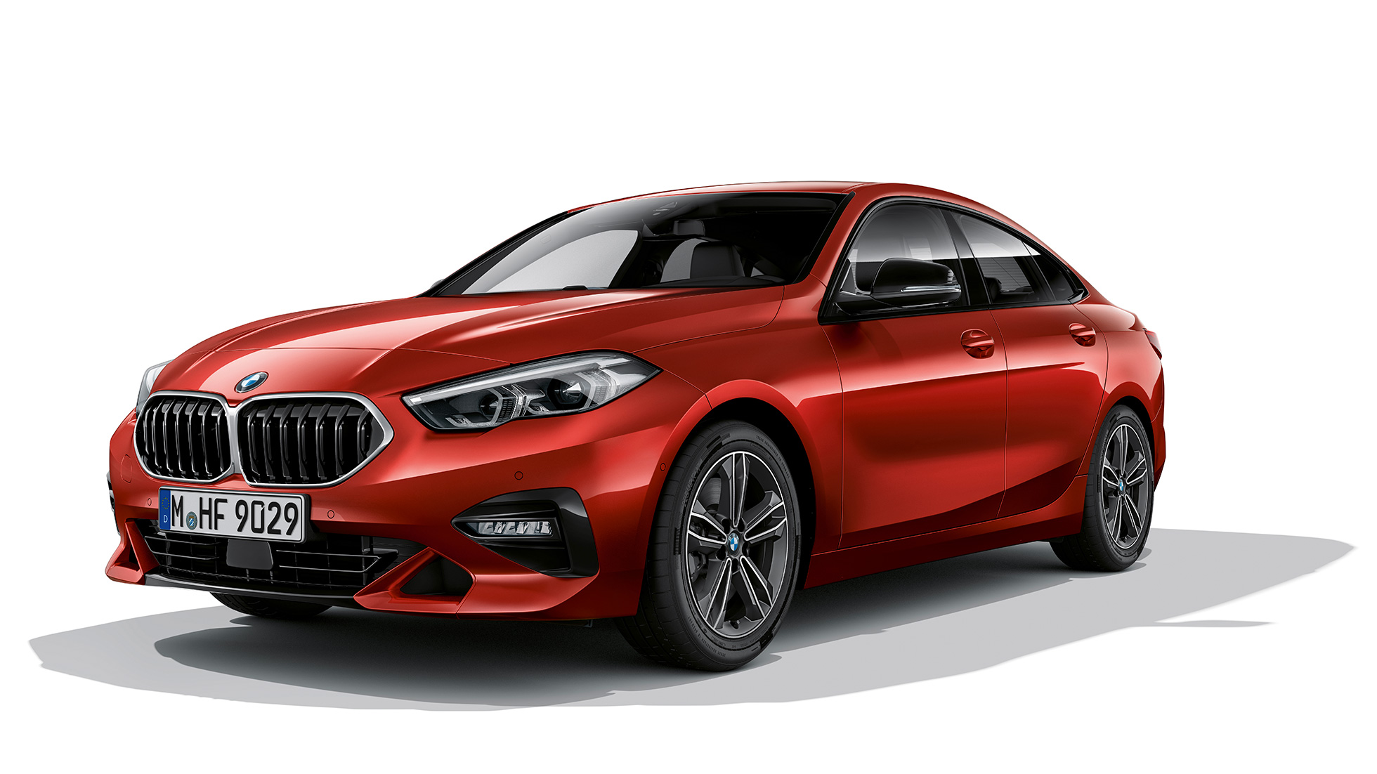 Naseaux BMW, BMW Série 2 Gran Coupé, Modèle Sport Naseaux avec calandre chromée BMW Série 2 Gran Coupé Modèle Sport Melbourne Rot F44, vue latérale de trois quarts