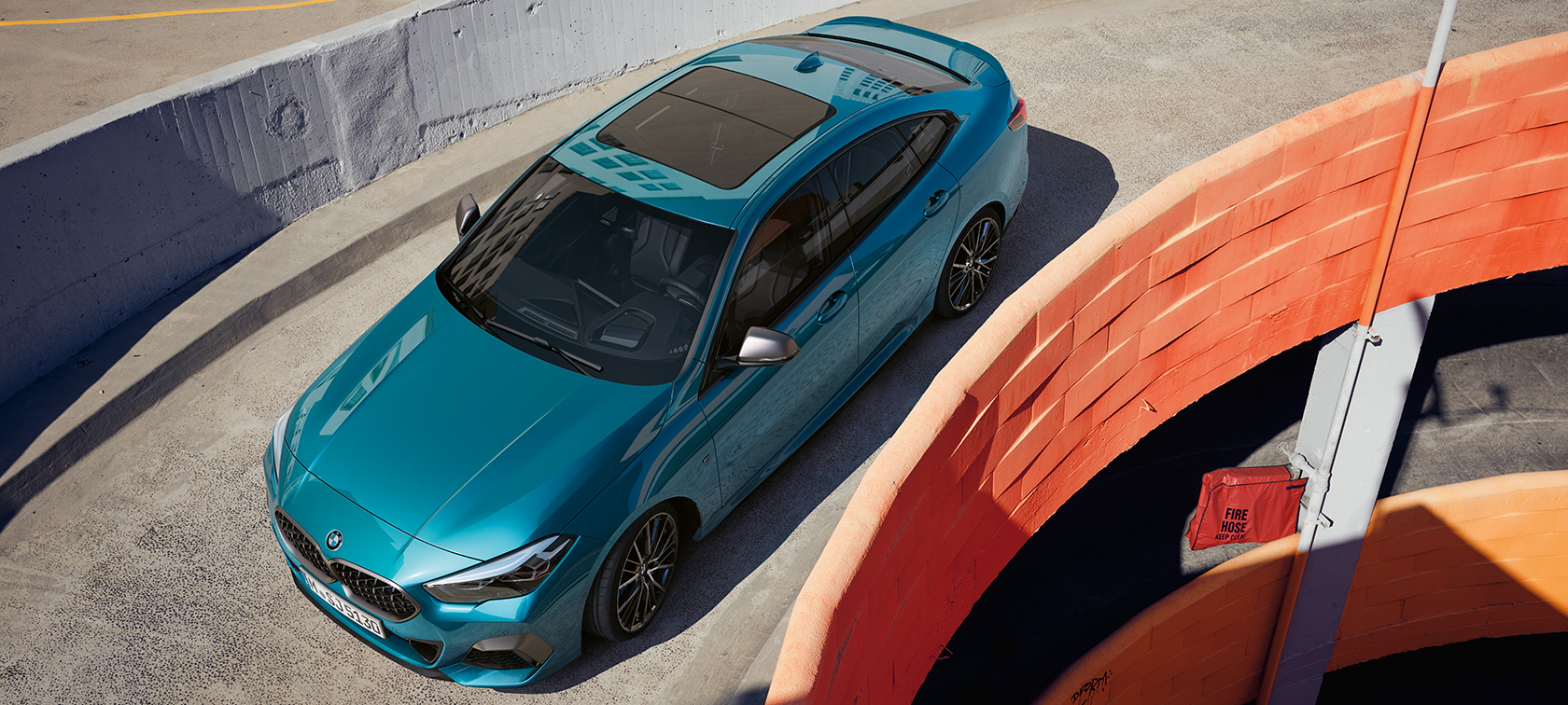 BMW Série 2 Gran Coupé avec toit ouvrant panoramique BMW Série 2 Gran Coupé avec toit ouvrant panoramique en Snapper Rocks Blau metallic F44, vue en plongée