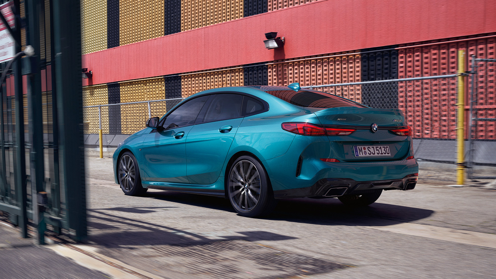 Design avant-gardiste de la BMW Série 2 Gran Coupé F44 Le design novateur de la BMW Série 2 Gran Coupé en Snapper Rocks Blau metallic F44, vue latérale de trois quarts