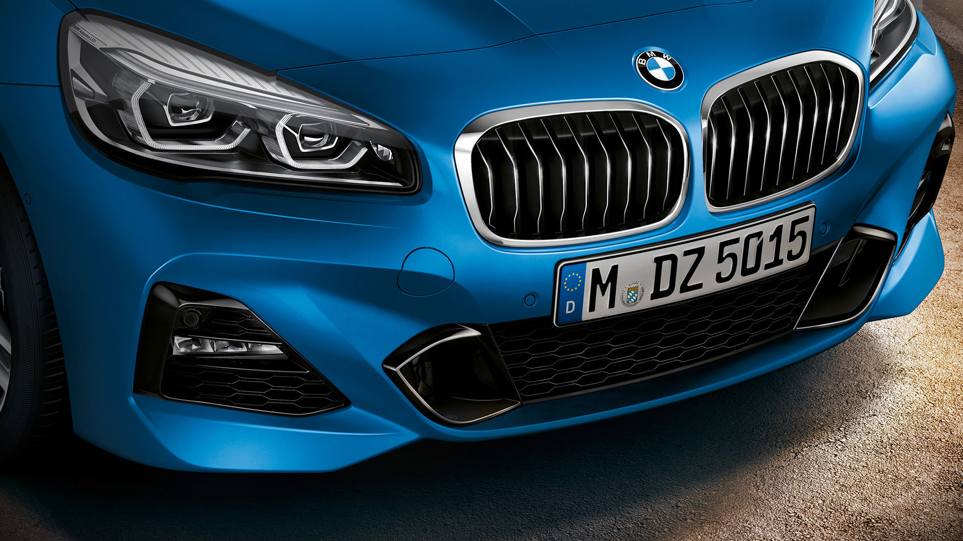 Dubbele nieren BMW 2 Reeks Gran Tourer Dubbele nieren BMW 2 Reeks Gran Tourer F46 facelift 2018 Estoril Blau metallic close-up voorkant