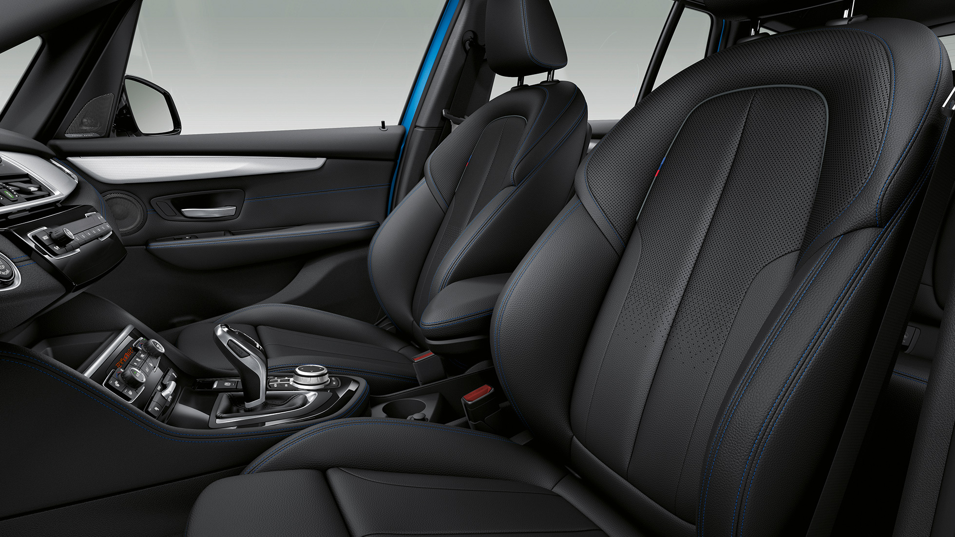 Vue de trois quarts avant de la BMW Série 2 Gran Tourer, Modèle Advantage BMW Série 2 Gran Tourer 218i, Modèle Advantage, F46 restylage 2018 Phytonicblau, vue de trois quarts avant
