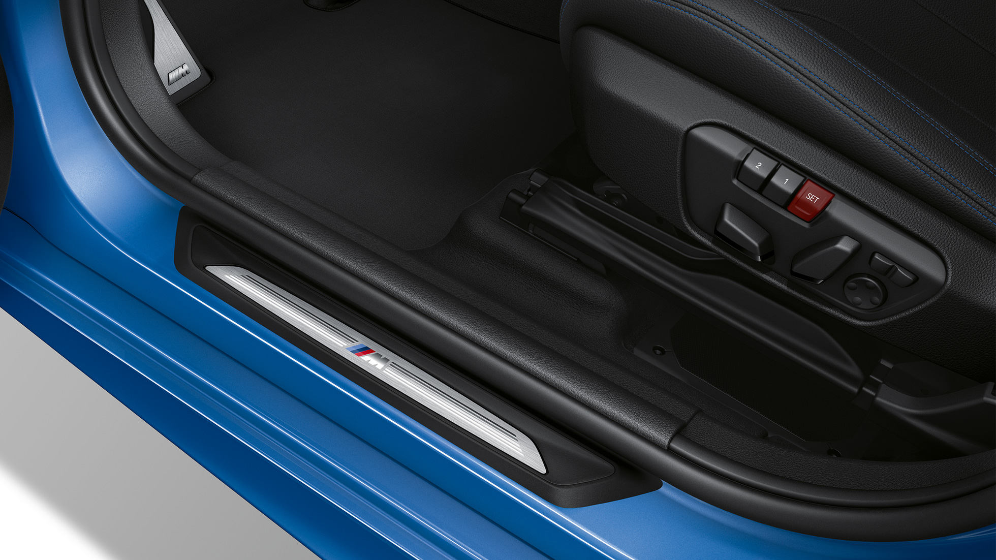 Deurdrempels BMW 2 Reeks Gran Tourer Model M Sport Deurdrempels BMW 2 Reeks Gran Tourer 220d xDrive Model M Sport F46 2018 Misano Blau metallic close-up