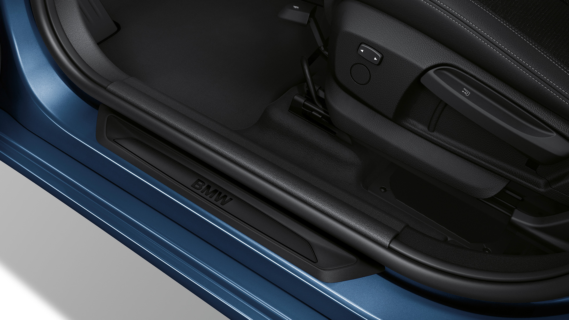 Deurdrempels BMW 2 Reeks Gran Tourer Model Advantage Deurdrempels BMW 2 Reeks Gran Tourer 218i Model Advantage F46 2018 Phytonicblau close-up