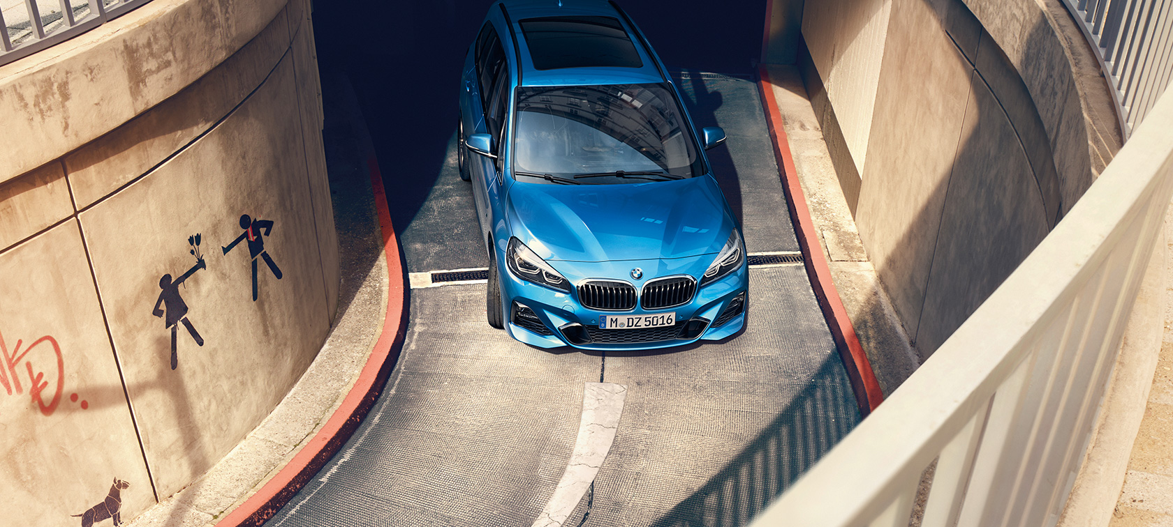 BMW 2 Reeks Gran Tourer rijdend in parkeergarage BMW 2 Reeks Gran Tourer F46 Misano Blau metallic vogelperspectief rijdend in parkeergarage
