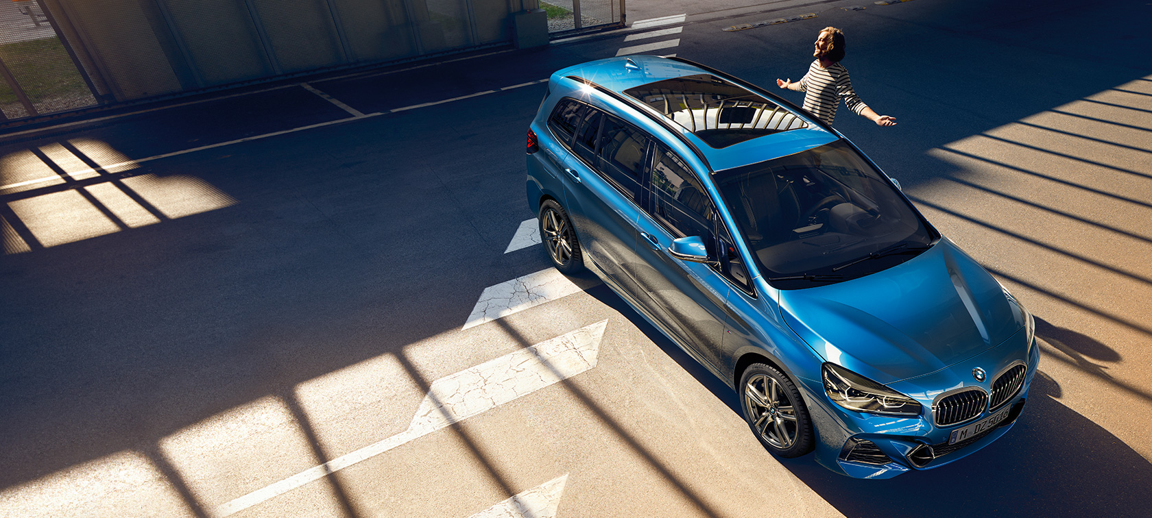 BMW 2 Reeks Gran Tourer met familie Familie naast BMW 2 Reeks Gran Tourer F46 facelift 2018 Misano Blau metallic