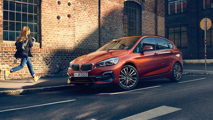 BMW 2 Reeks Active Tourer F45 driekwart zijaanzicht rijdend op de weg BMW 2 Reeks modellen BMW 2 Reeks Active Tourer F45 driekwart zijaanzicht rijdend op de weg