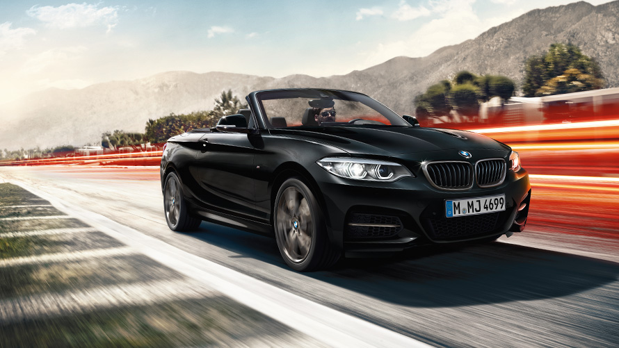BMW 2 Reeks Cabrio F23 driekwart vooraanzicht rijdend op de weg BMW 2 Reeks modellen BMW 2 Reeks Cabrio F23 driekwart vooraanzicht rijdend op de weg