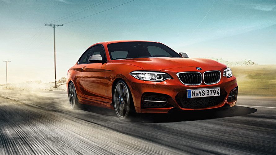 BMW 2 Reeks Coupé F22 driekwart vooraanzicht rijdend op de weg BMW 2 Reeks modellen BMW 2 Reeks Coupé F22 driekwart vooraanzicht rijdend op de weg