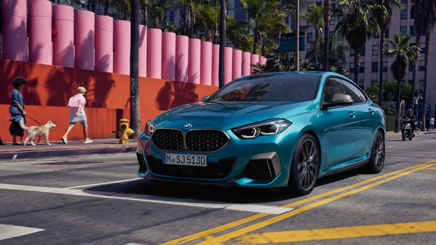 BMW 2 Reeks Gran Coupé F44 driekwart vooraanzicht rijdend op de weg BMW 2 Reeks modellen BMW 2 Reeks Gran Coupé F44 driekwart vooraanzicht rijdend op de weg