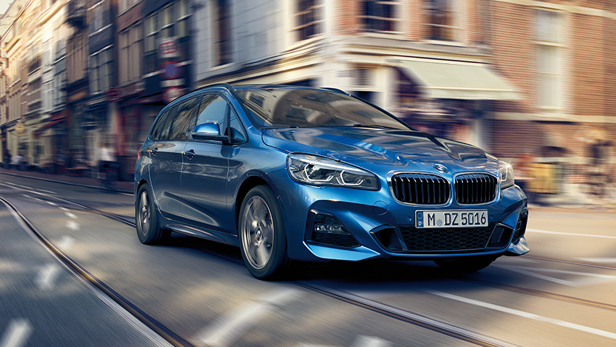 BMW 2 Reeks Gran Tourer F46 driekwart vooraanzicht rijdend op de weg BMW 2 Reeks modellen BMW 2 Reeks Gran Tourer F46 driekwart vooraanzicht rijdend op de weg