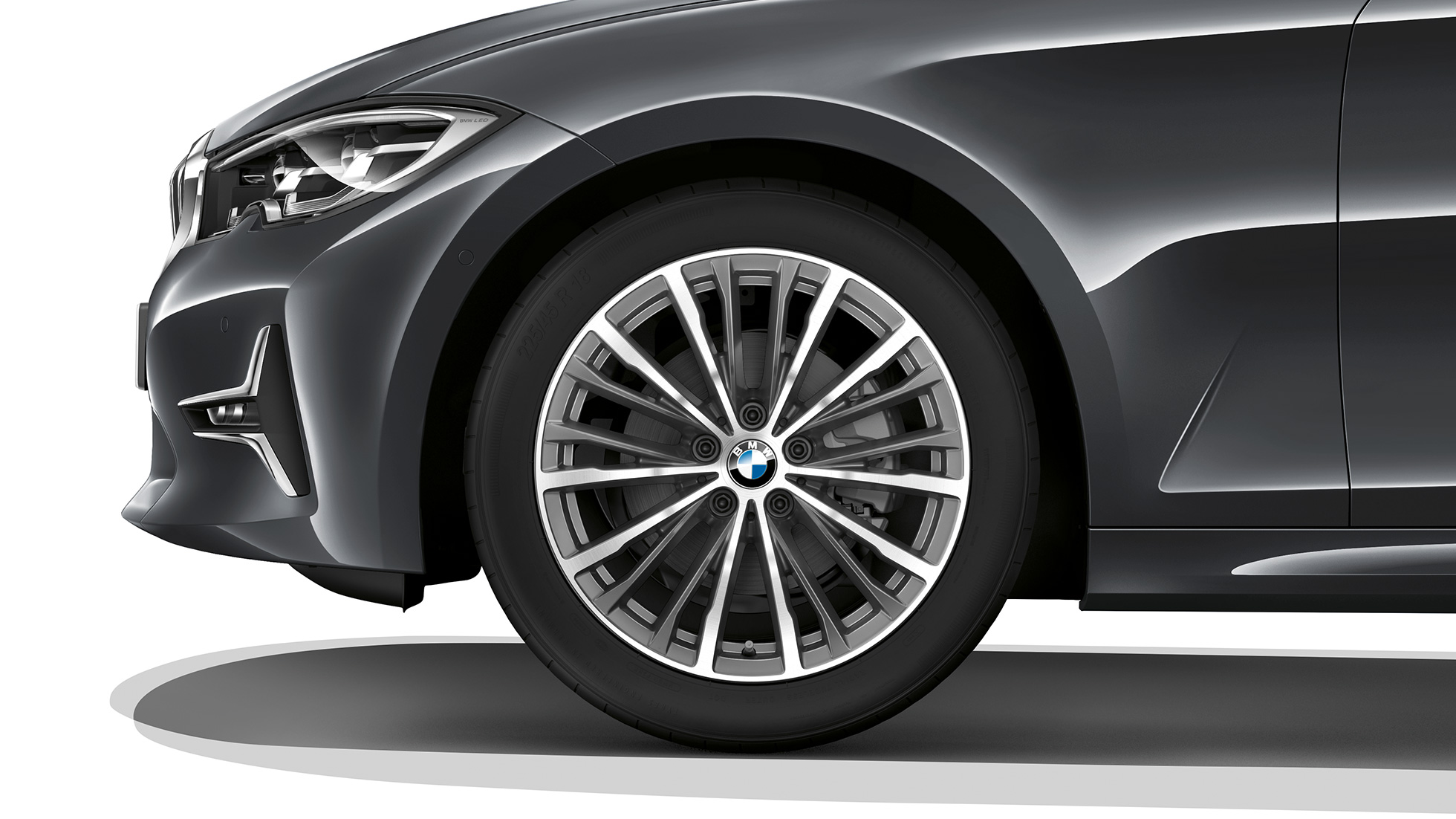 BMW 3 Reeks Berline, Model Luxury lichtmetalen velg Close-up van de lichtmetalen velg van de BMW 3 Reeks Berline met de uitrusting van het model Luxury.