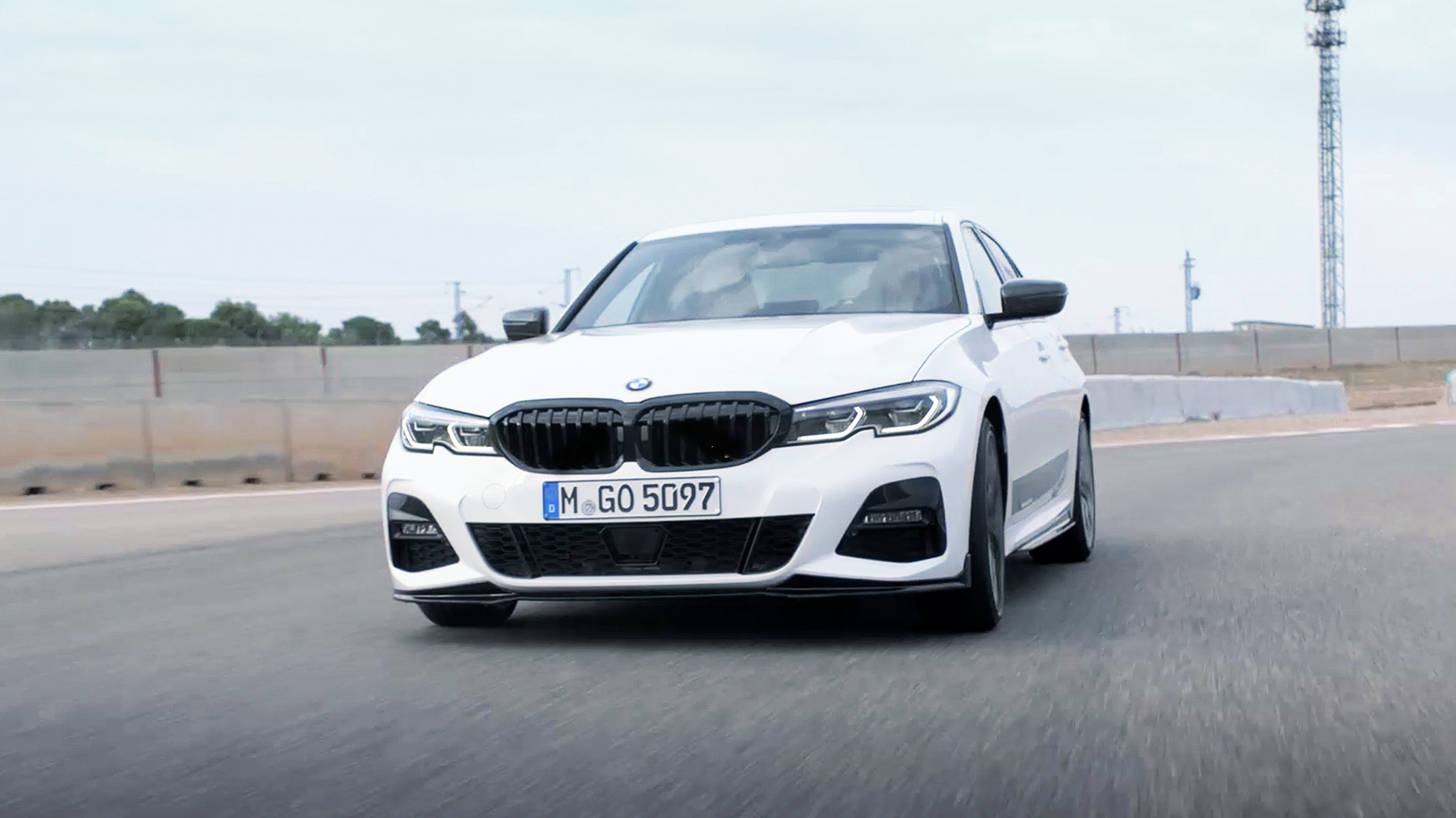 BMW Série 3 Berline avec M Performance Parts. G20 Vue de trois quarts face de la BMW Série 3 Berline avec M Performance Parts. G20