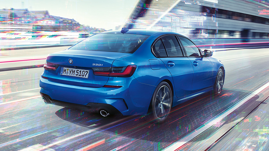 BMW 3 Reeks Berline (G20), zijaanzicht achterkant. Driekwart achteraanzicht van de BMW 3 Reeks Berline (G20) overdag in een stedelijke omgeving.