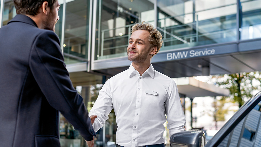 Le collaborateur du service BMW salue ses clients Le collaborateur du service BMW salue ses clients