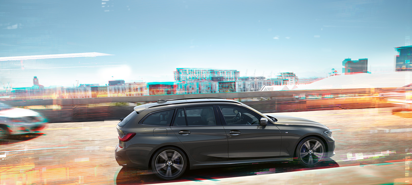 BMW Série 3 Touring en marche, vue de profil G21 BMW Série 3 Touring en marche, vue de profil devant des maisons G21