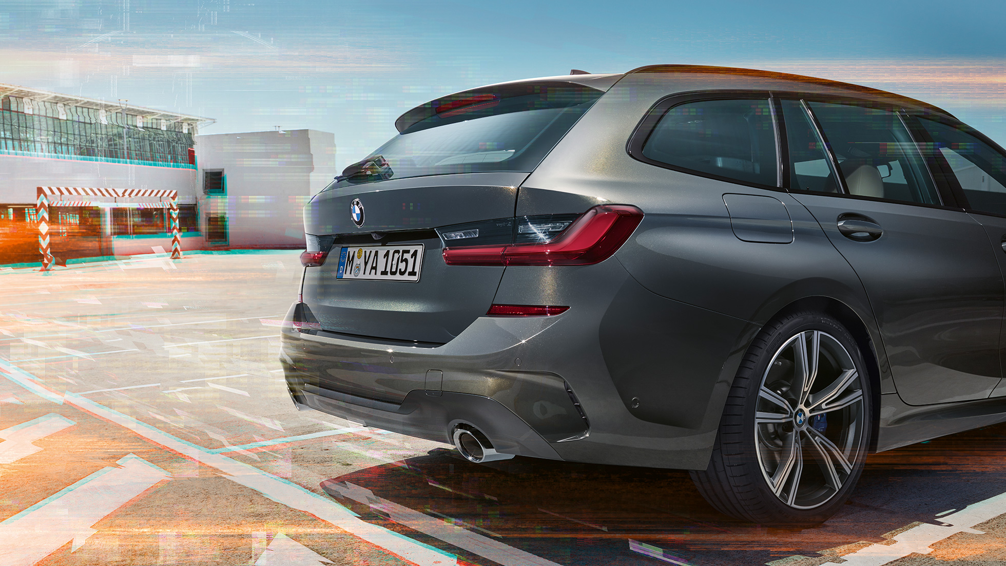 BMW Série 3 Touring, vue de trois quarts arrière sur un emplacement de stationnement G21 BMW Série 3 Touring, vue de trois quarts arrière sur un emplacement de stationnement dans un environnement urbain G21