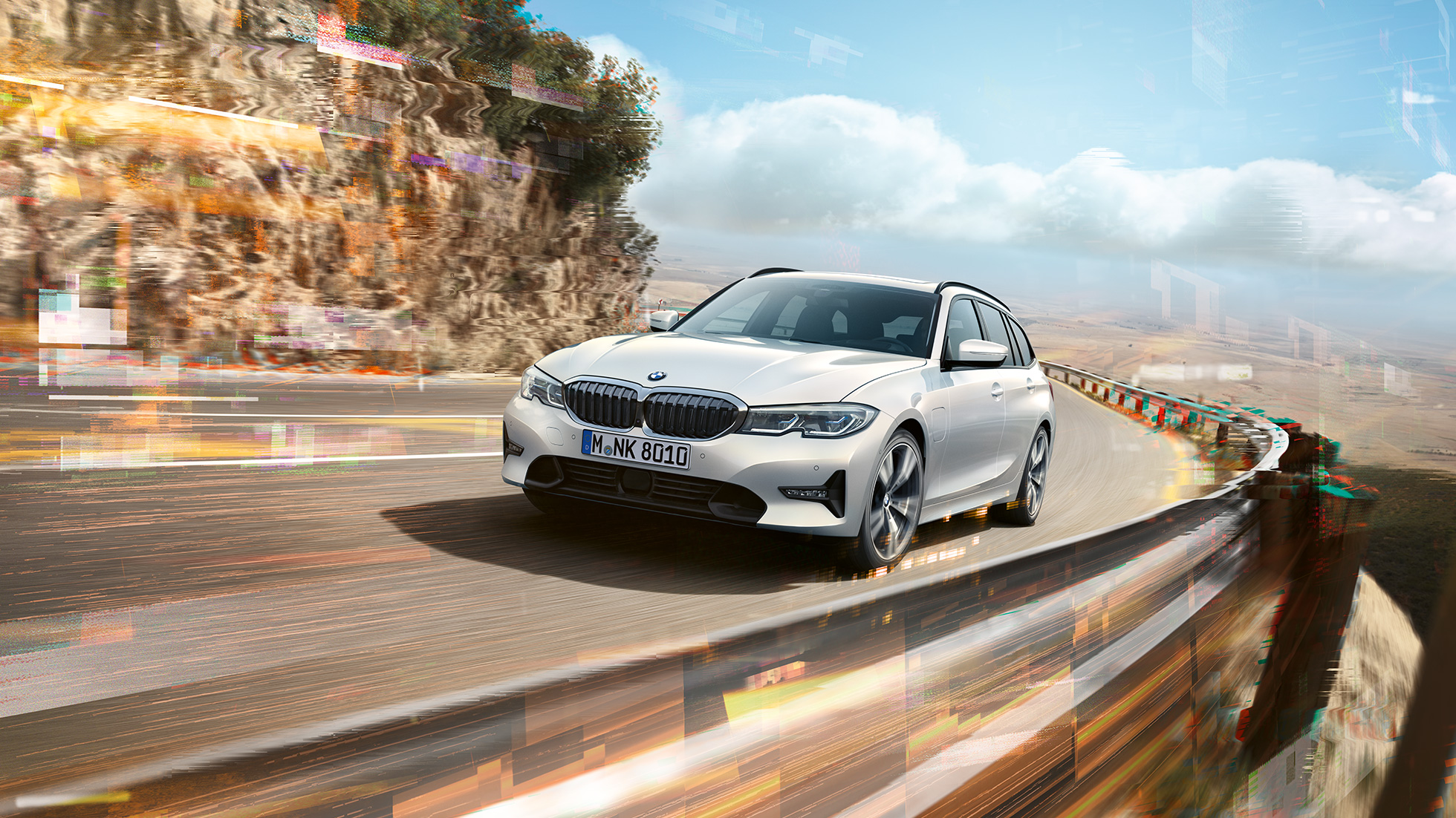 BMW 3 Reeks Touring, BMW 330e plug-in-hybride BMW 3 Reeks Touring, BMW 330e plug-in-hybride tijdens het rijden over een brug