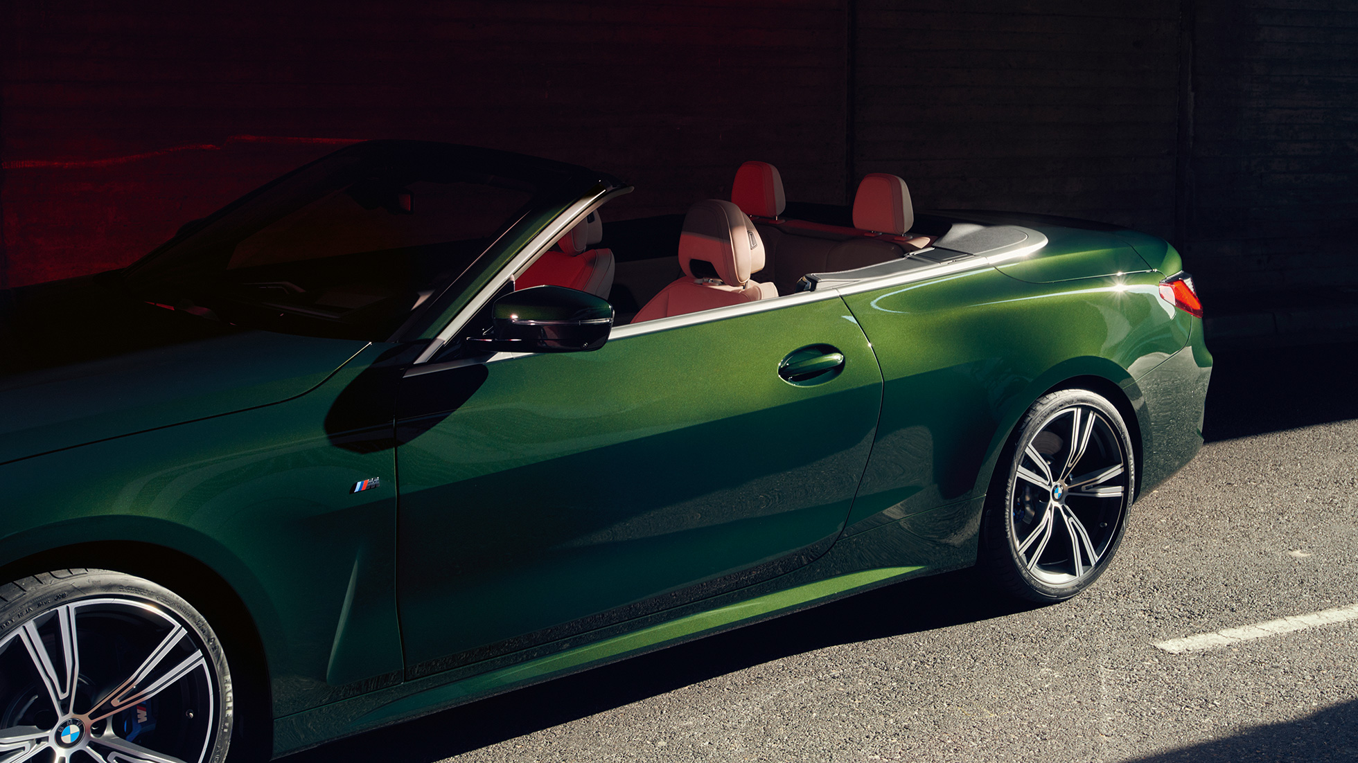 Vue de profil de la BMW Série 4 Cabrio G23 2020 BMW Série 4 Cabrio G23 2020 Sanremo Green metallic, vue en gros plan de profil