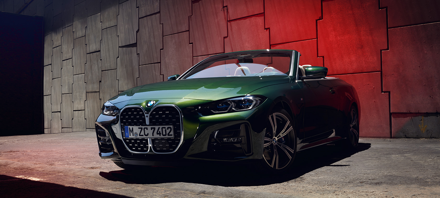 Vue Latérale D'une Voiture De Sport De Luxe Sur Tapis Rouge Dans