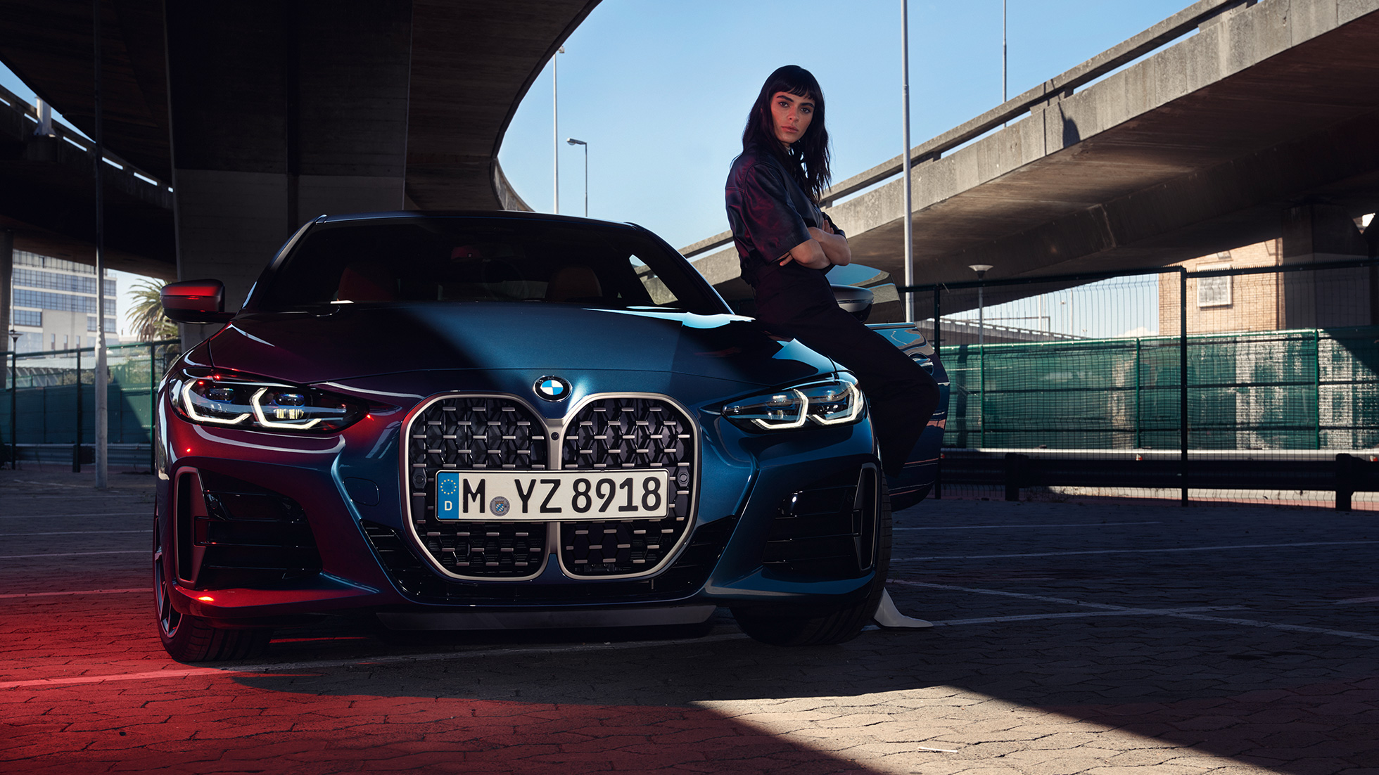 Vooraanzicht met dubbele nieren koplamp BMW 4 Reeks Coupé G22 2020 BMW 4 Reeks Coupé G22 2020 Arctic Race Blue metallic vooraanzicht met dubbele nieren koplamp en model